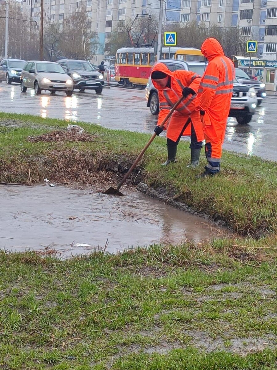    Очищение ливневок в Барнауле. Источник: Barnaul.org