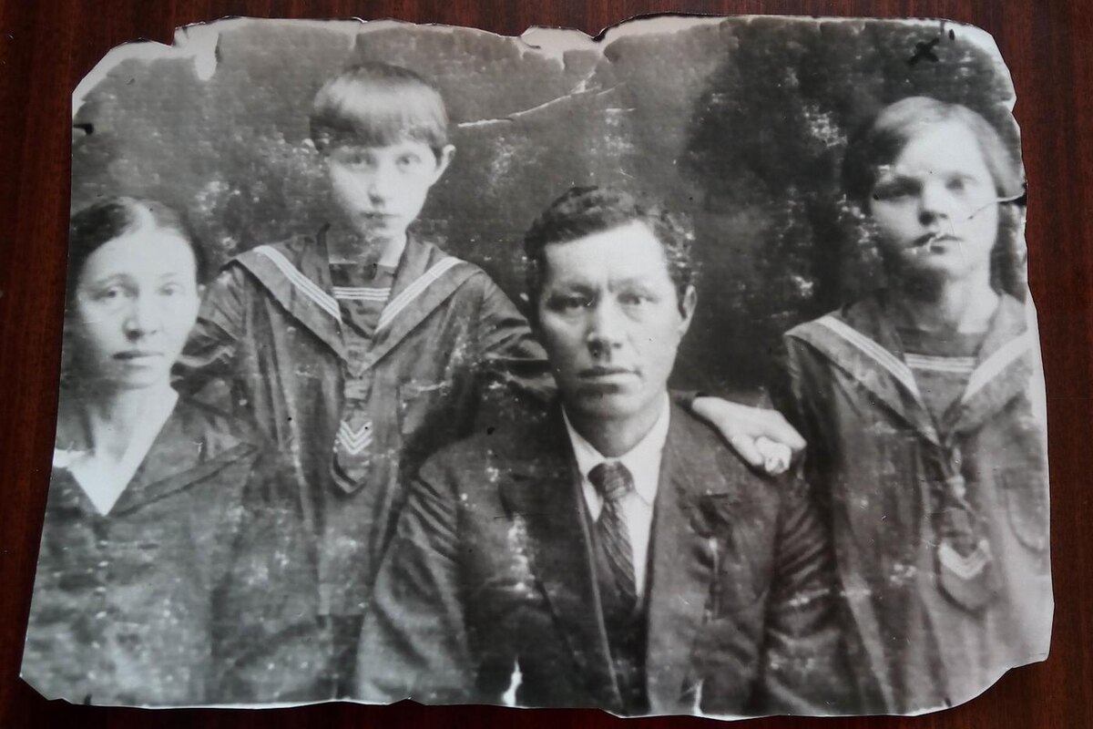 Сестры Вика и Лера и мамой и папой