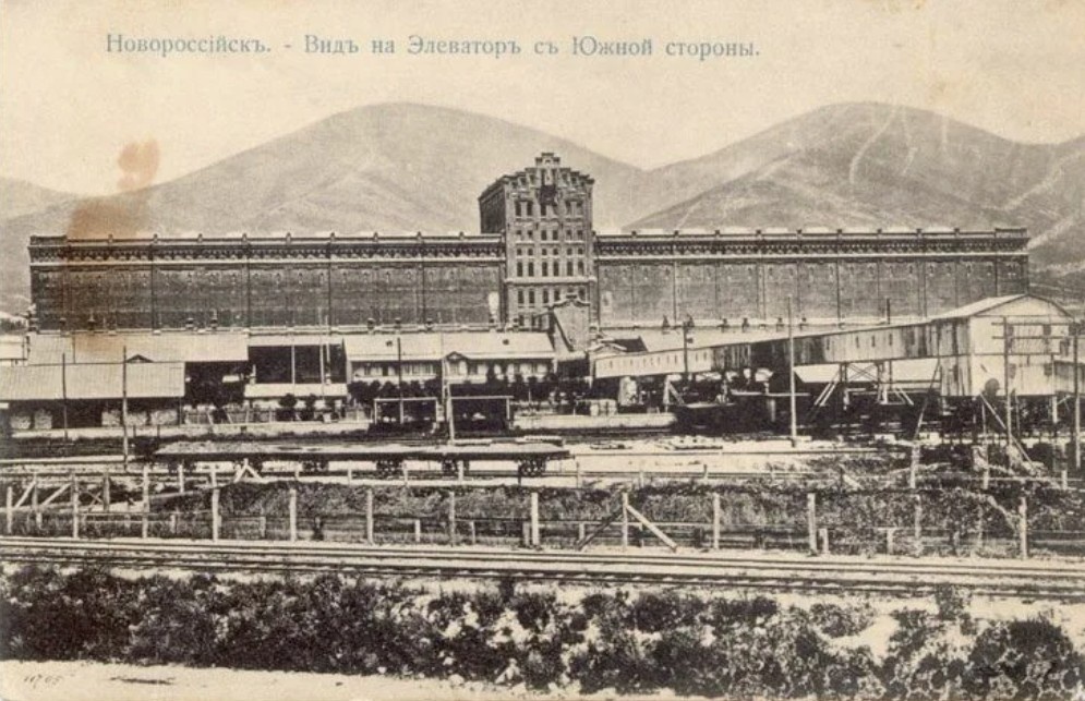 Фото: Вид на легенду. Новороссийский элеватор на дореволюционной открытке — тот самый «хлебный небоскрёб», изменивший российский экспорт