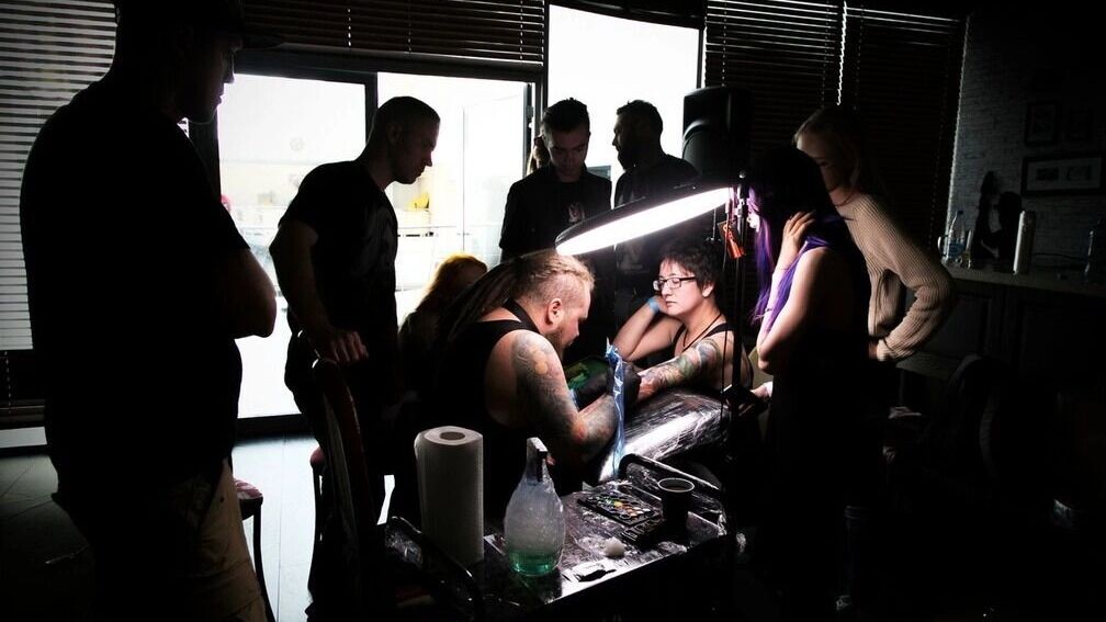 Подростки делают тату, чтобы стать «частью какой-то группы» — эксперты. Фото: 1MI