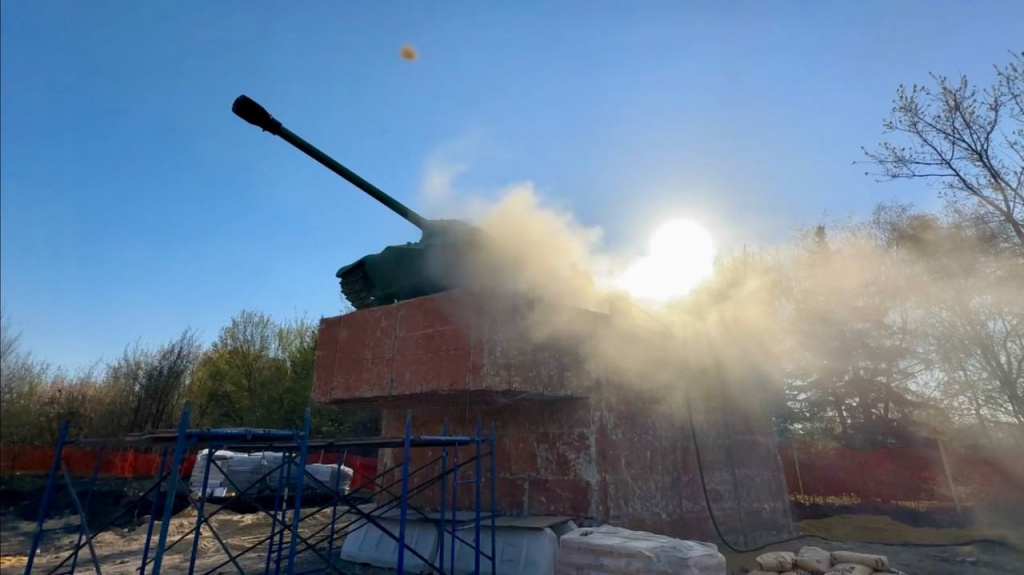    Югорчане отреставрируют танк на постаменте в Макеевке ДНР