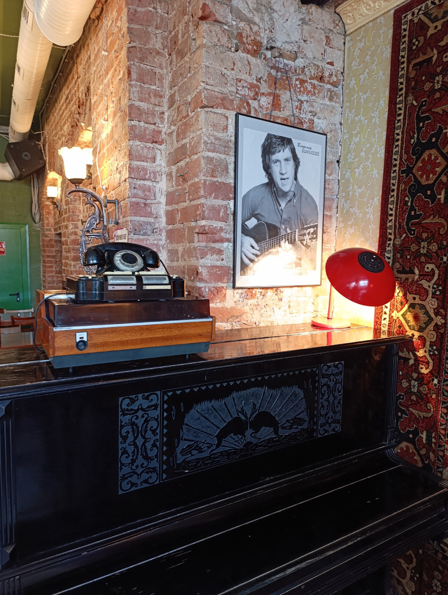 Портрет Высоцкого в наличии.