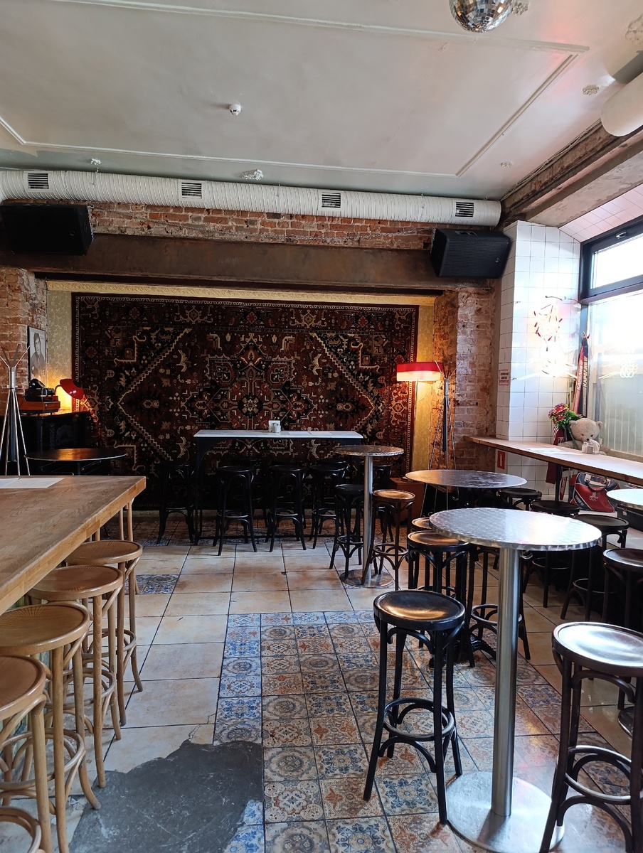 Интерьер дизайнерский, с коврами.