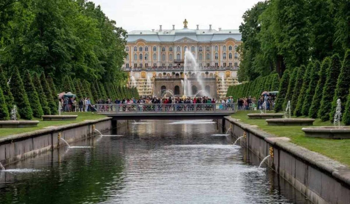     Фонтаны в Петергофе. Источник: kp.ru Автор фото: Олег Золото