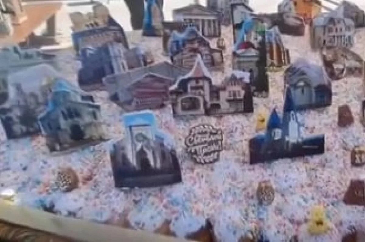    Кулич украшен пряниками с крымскими достопримечательностями.