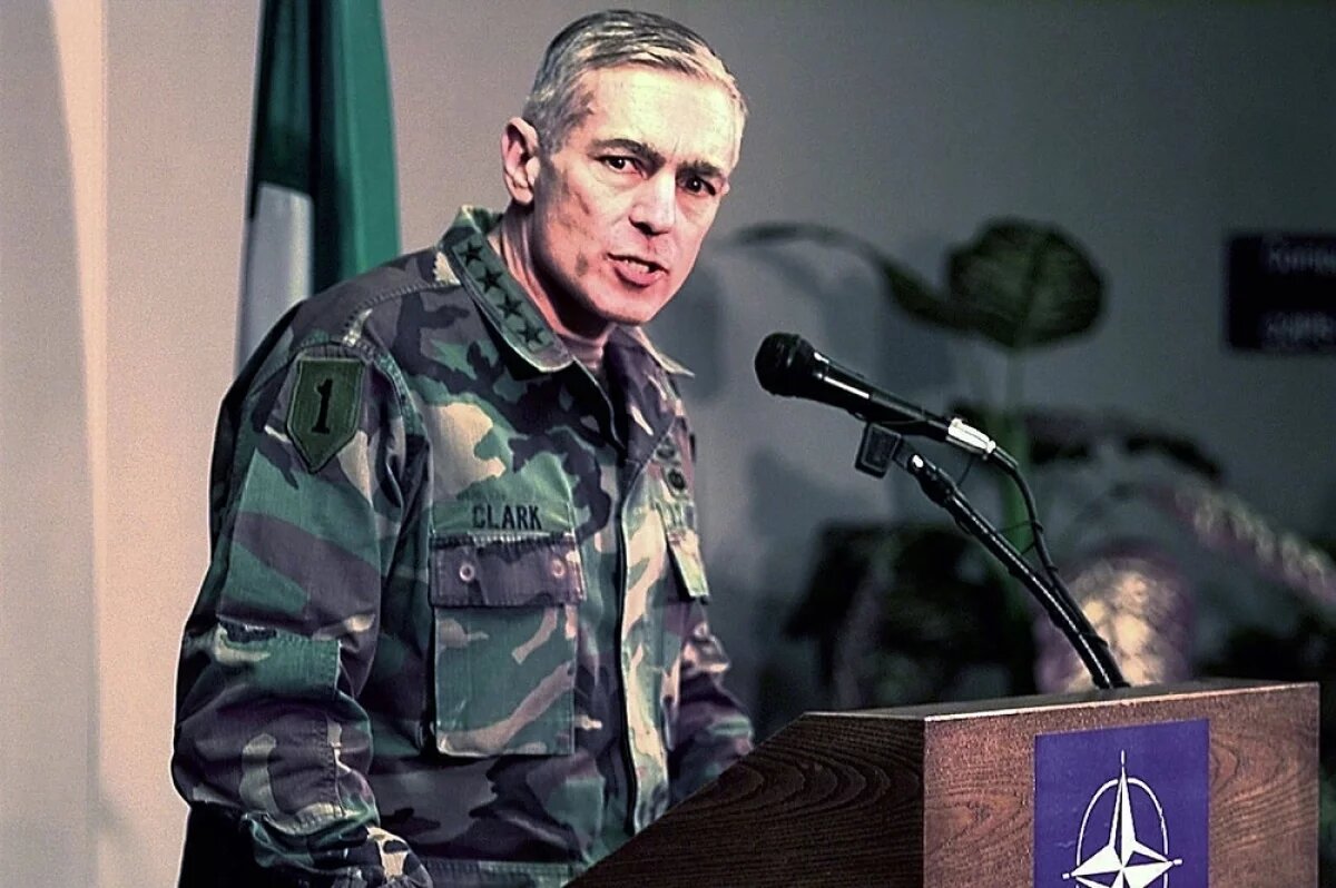    Экс-главнокомандующий войсками НАТО в Европе, генерал Уэсли Кларк.