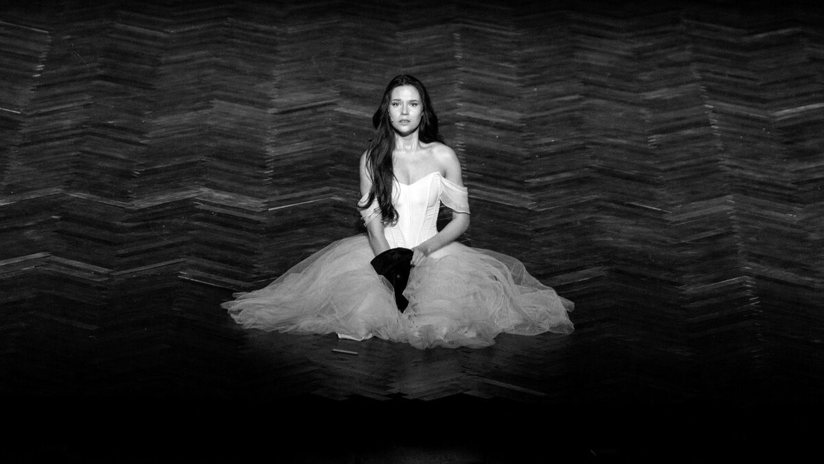     Источник: Спектакль Театра Моссовета «Женитьба». Агафья Тихоновна — Анастасия Белова. Фото Елены Лапиной