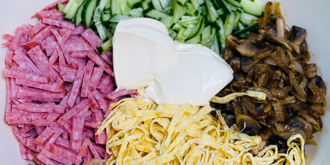 Простой и очень вкусный салат с яичными блинами и шампиньонами