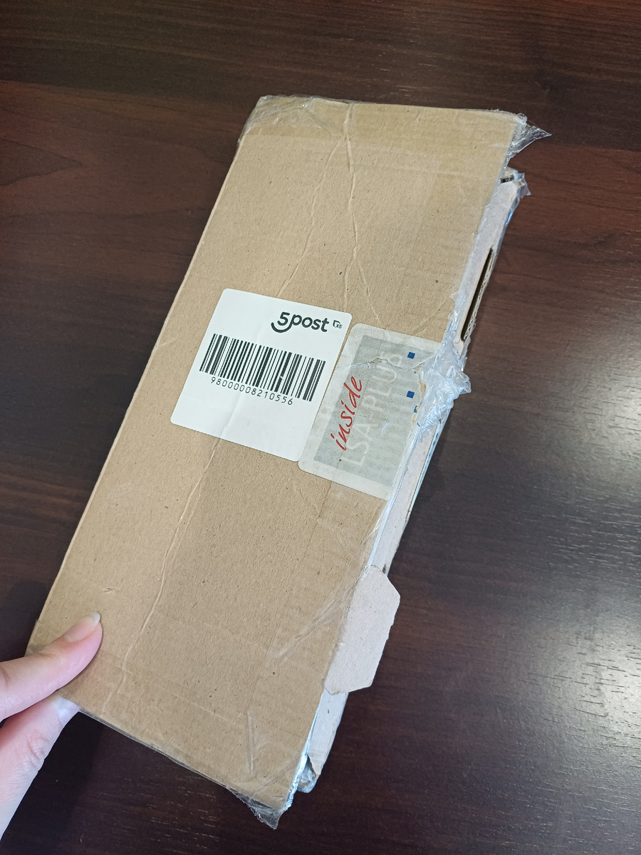 Вот так запаковал ее продавец. Аккуратная коробочка.