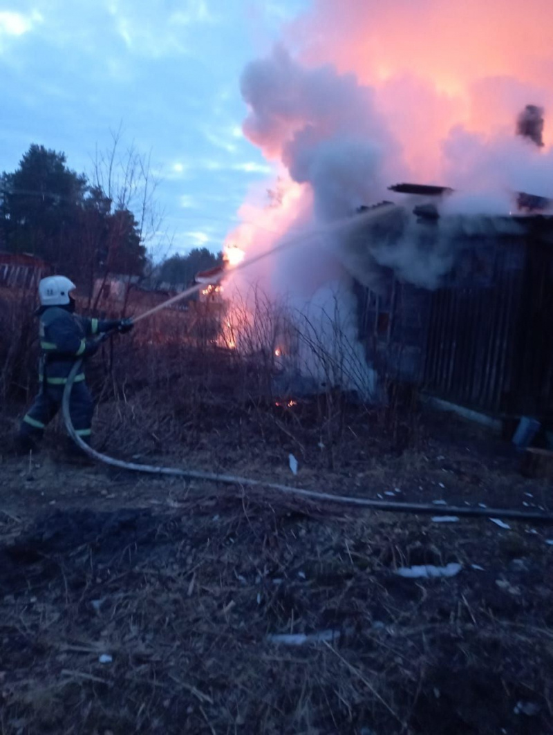     Дом сгорел в селе Карелии - жильцы остались на улицеГосударственный комитет Карелии по ОЖ и БН