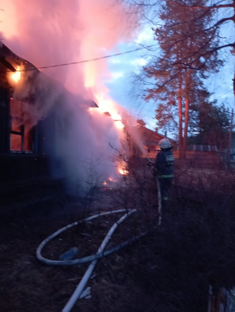     Дом сгорел в селе Карелии - жильцы остались на улицеГосударственный комитет Карелии по ОЖ и БН