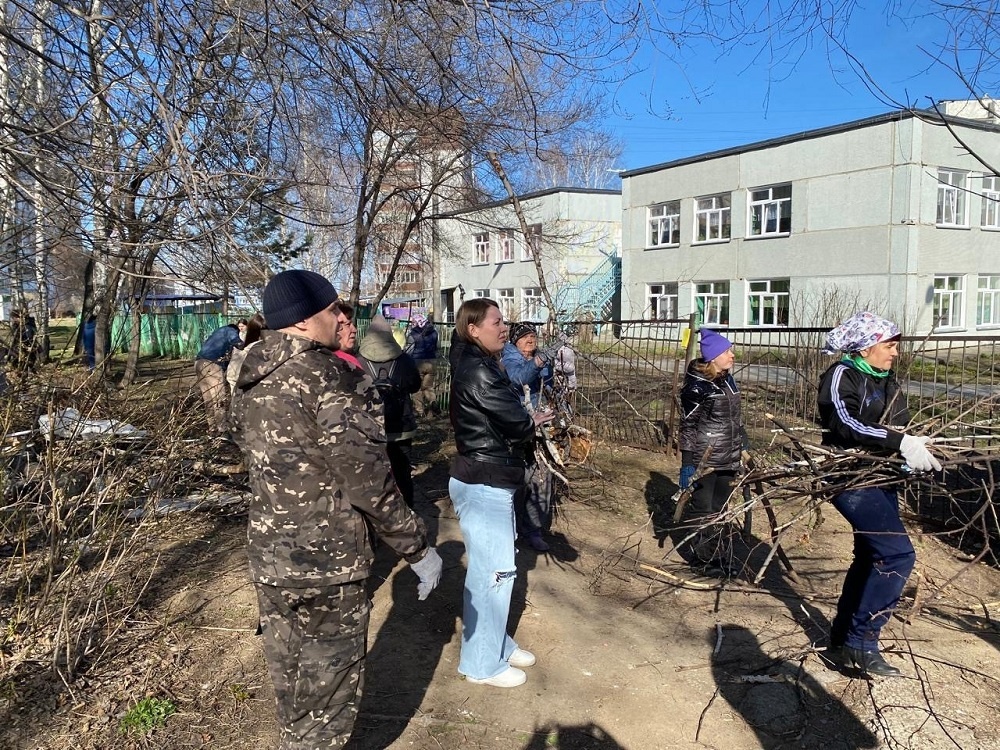    Очистили березовую рощу от мусора и сухих веток в Линево. Фотография группы "Красная шапочка".