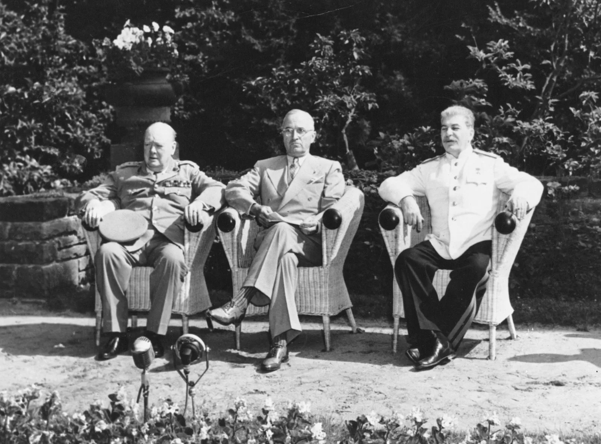 Уинстон Черчилль, Гарри Трумэн и Иосиф Сталин. Премьер-министр Великобритании Уинстон Черчилль, президент США Гарри С. Трумэн и премьер-министр СССР Иосиф Сталин встречаются в Потсдаме, Германия, в июле 1945 года, чтобы обсудить послевоенный порядок в Европе.