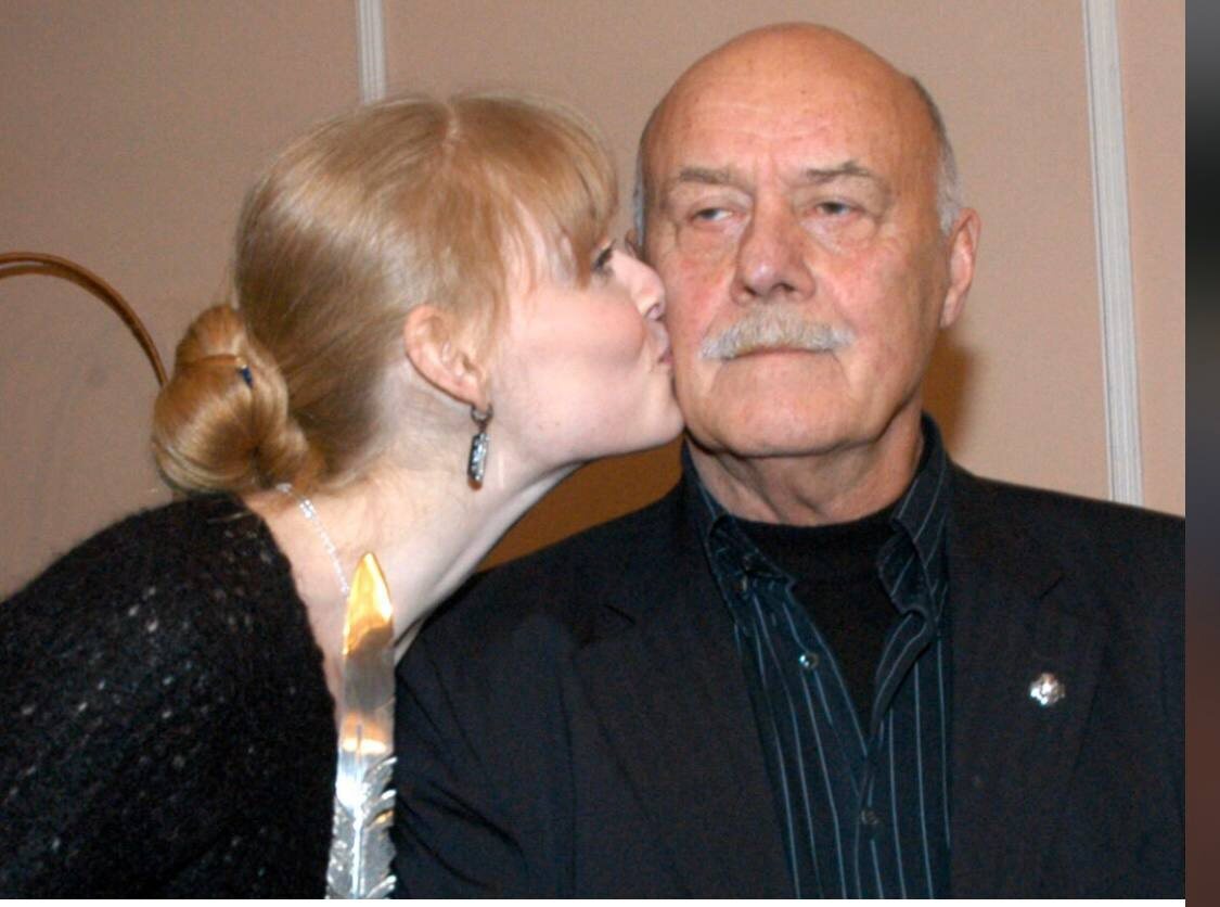 Всегда в окружении красивых актрис