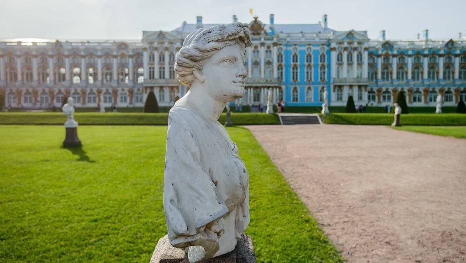    Скульптуры в Екатерининском парке (ГМЗ "Царское Село") Автор фото: Сергей Ермохин / "Деловой Петербург"