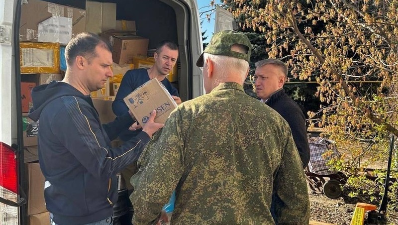    Передача посылок Фото: Телеграм-канал губернатора Владимира Владимирова