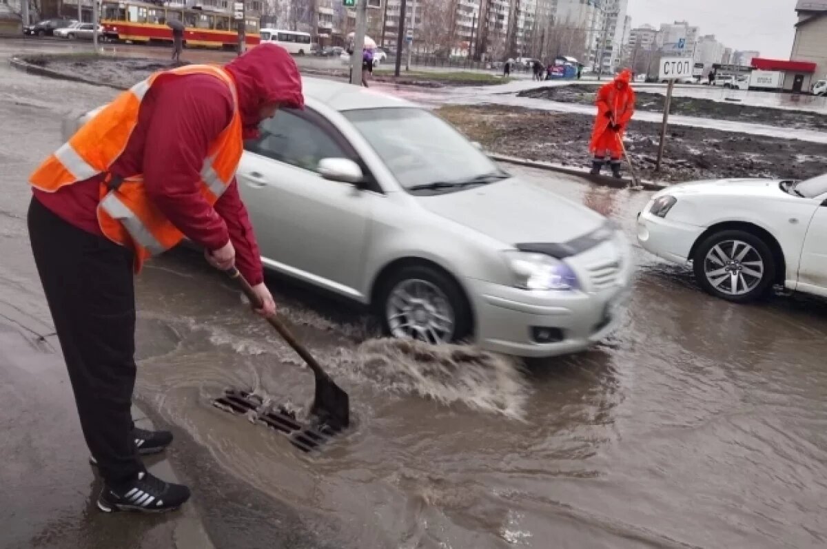    Некоторые улицы в Барнауле затопило после ливня.
