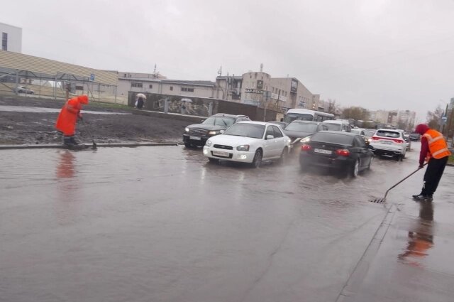    Дорожники устраняют последствия непогоды. Фото: Администрация Барнаула