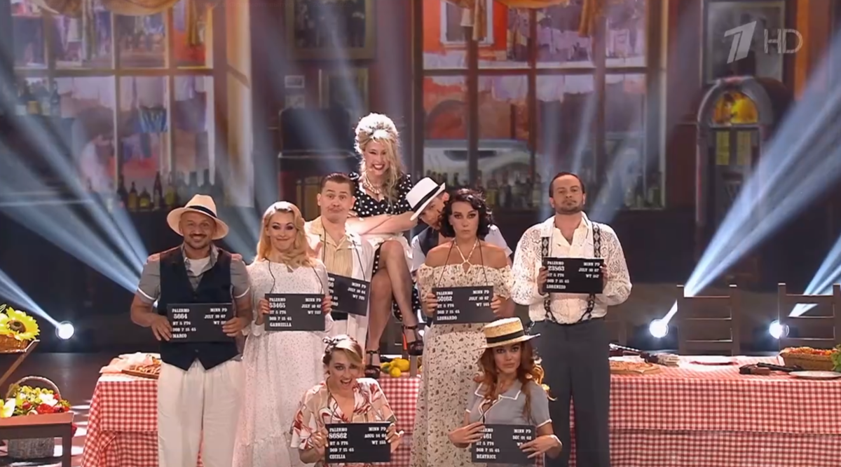 Виктория Гиссен (в центре).