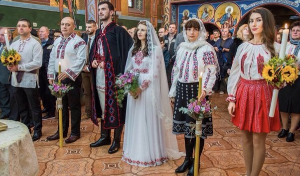 Румынская свадьба. Обратите внимание на сходство с римской одеждой, в частности, с туникой маниката