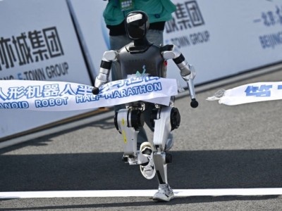    В Китае прошёл полумарафон для человекоподобных роботов [ФОТО]