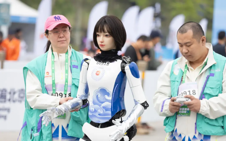    В Китае прошёл полумарафон для человекоподобных роботов [ФОТО]