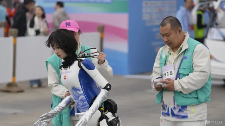    В Китае прошёл полумарафон для человекоподобных роботов [ФОТО]