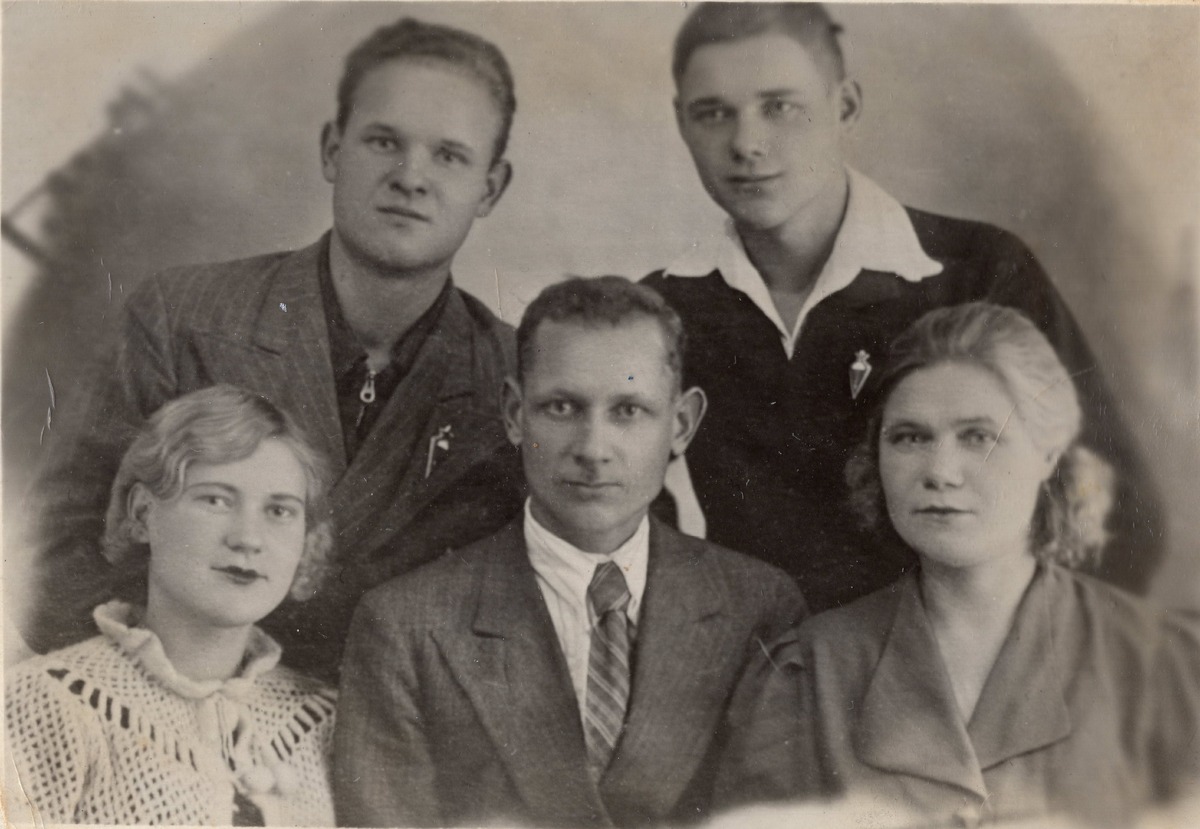 Братья Некрасовы в кругу семьи. Слева направо: сидят сестра Галина, родители Петр Михайлович и Анна Дементьевна Некрасовы, стоят Владимир и Александр. СССР, Хабаровск.  Кон. 1930-х – 1940 гг.