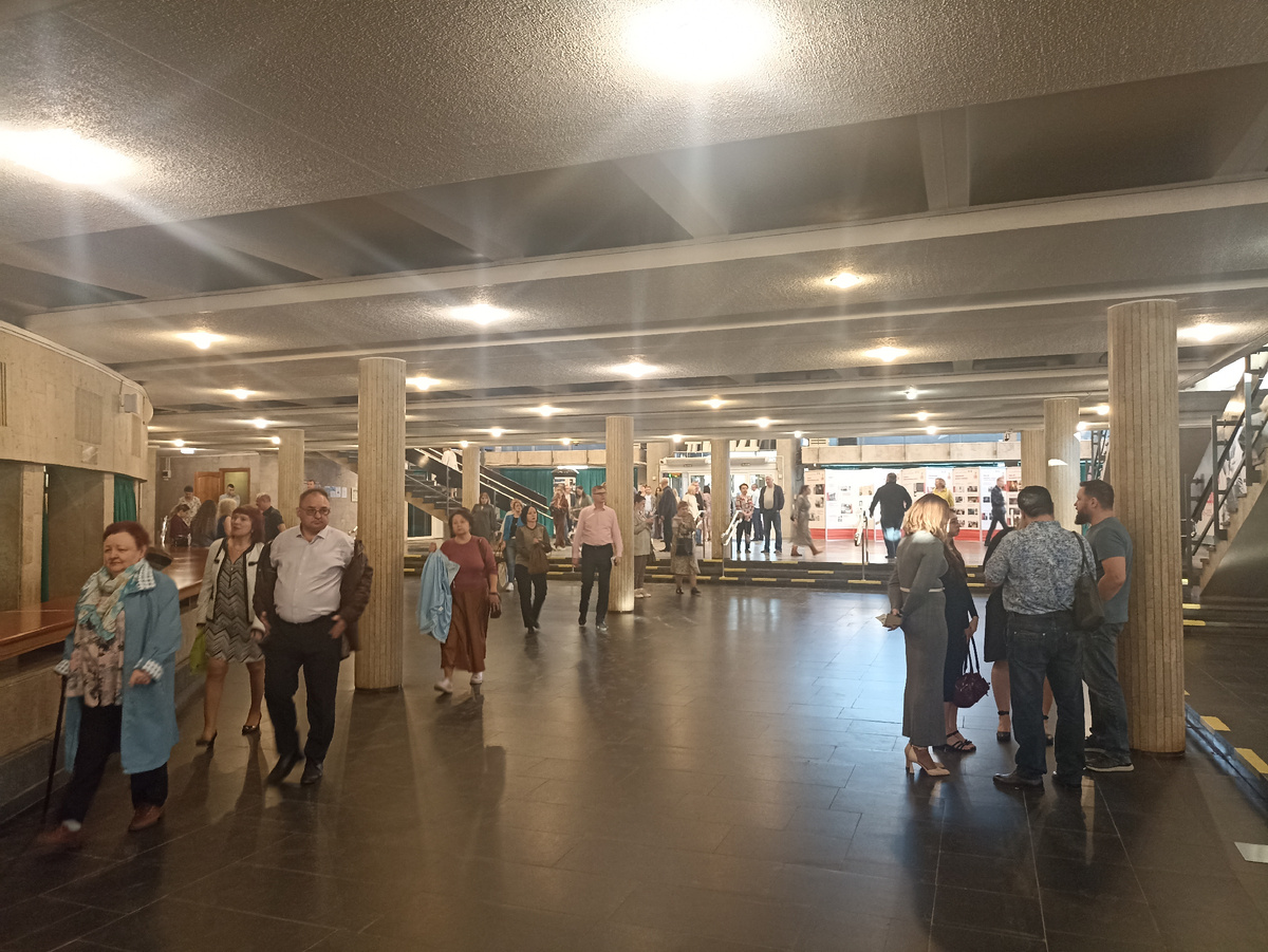 Гардероб работал