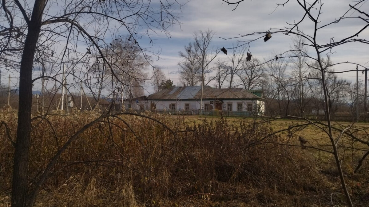 Сохранившееся здание церковно-приходской школы, рядом с которой стоял Покровский храм в Лермнонтовке. Здесь и далее - фото Хабаровской митрополии