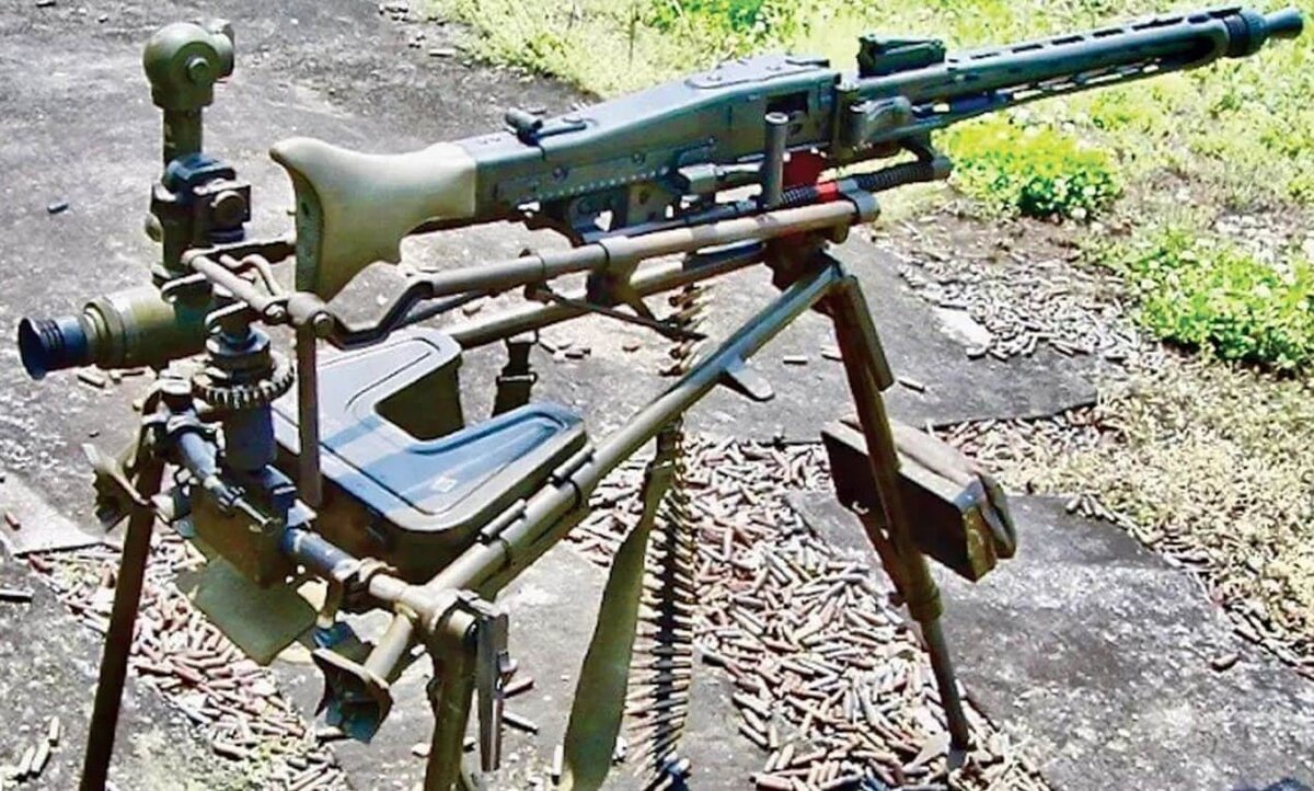 Пулемет на станке и с перископическим прицелом.