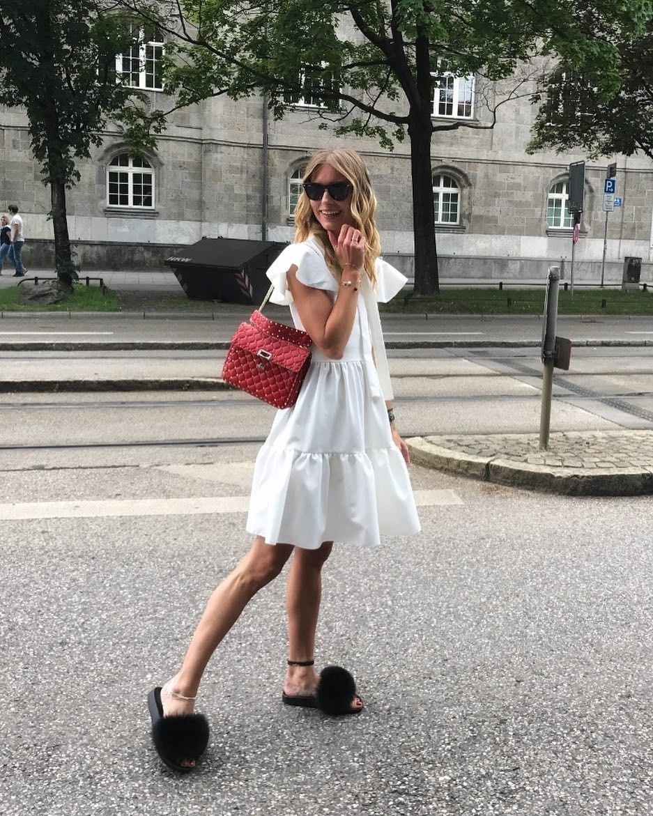 Обувь девушки напоминает домашние тапочки.

