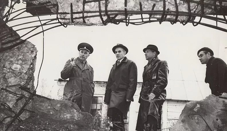 Генерал И. С. Стрельбицкий, основатель музея М. М. Карпов, бывший командир взвода Подольского артучилища А. Г. Шаповалов у дота № 3.
