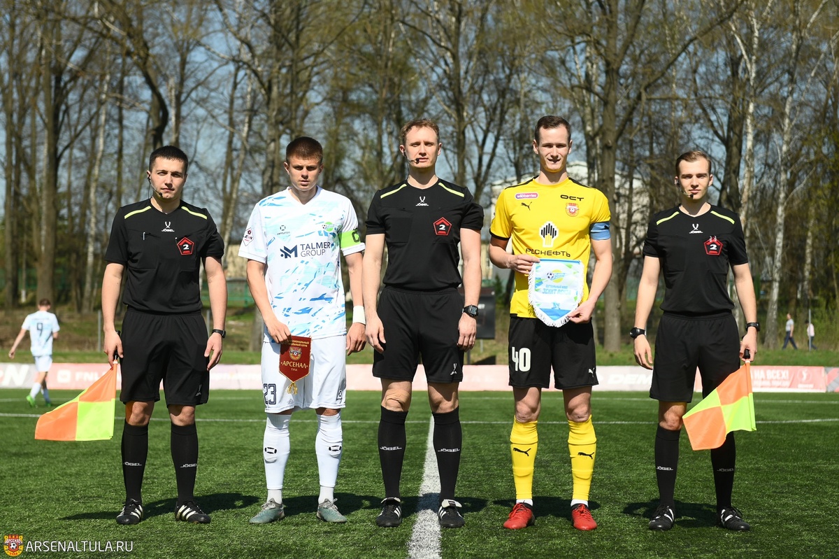 Капитаны команд и судьи перед началом встречи в Туле