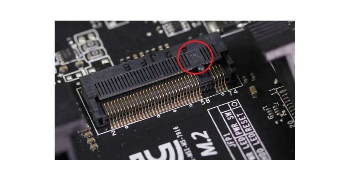 Внешний вид гнезда M.2 (источник изображения сободный источник)