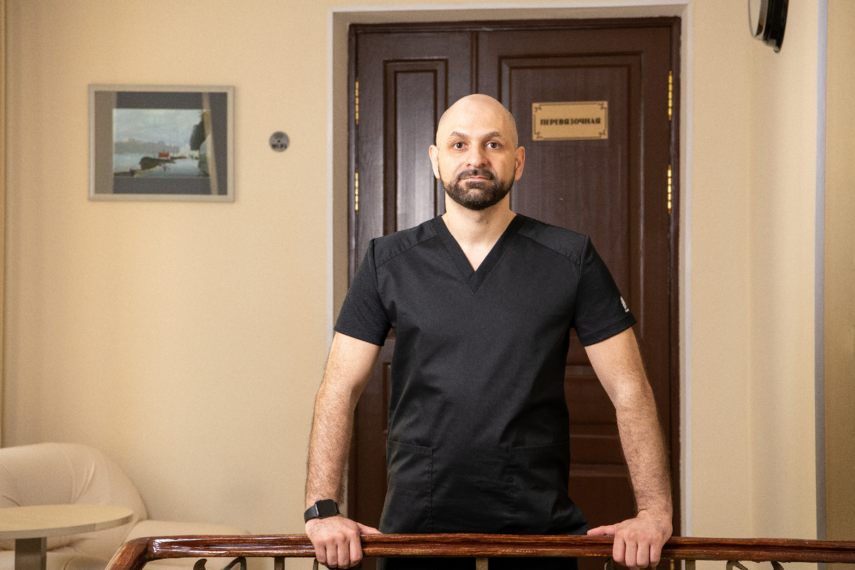 На фото пластический хирург Ваагн Азизян