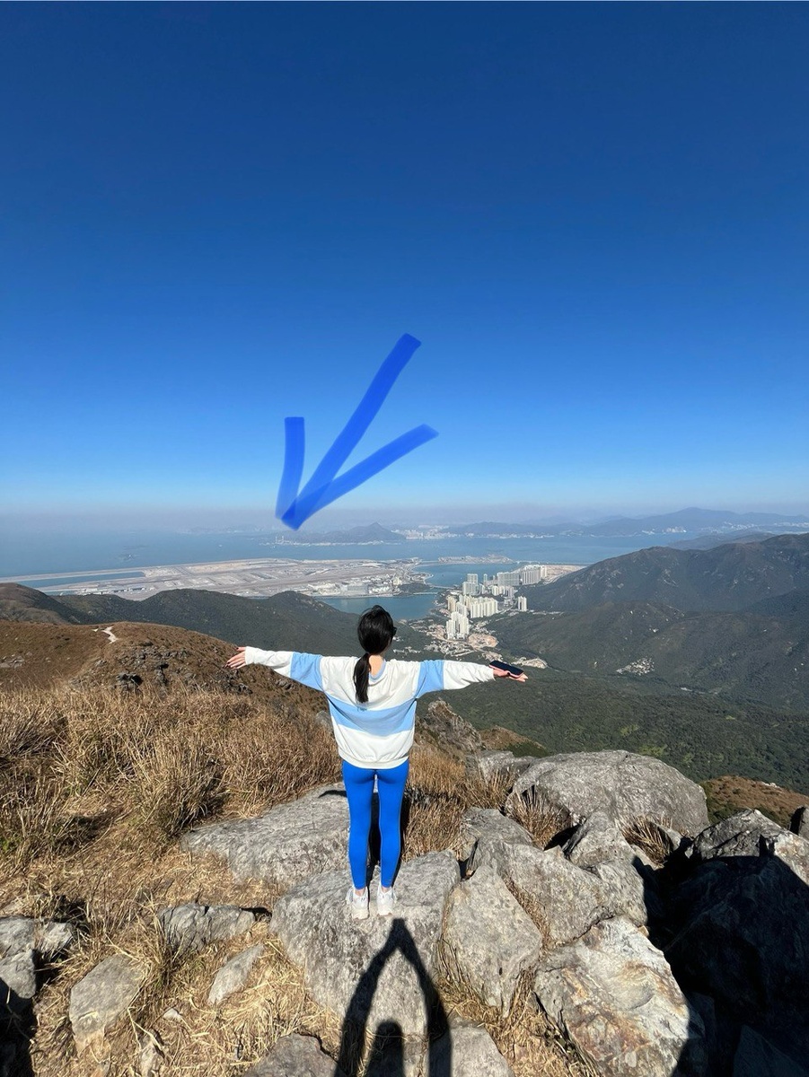 Аэропорт с высоты птичьего полёта, здесь видно, что ему выделен целый остров.