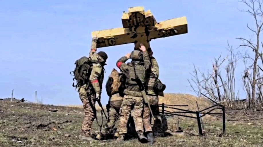 Тульские бойцы 106-й воздушно-десантной дивизии подняли и установили православный крест, повреждённый в ходе боев на границе Курской области. Не правда ли, символично? Фото из открытых источников.