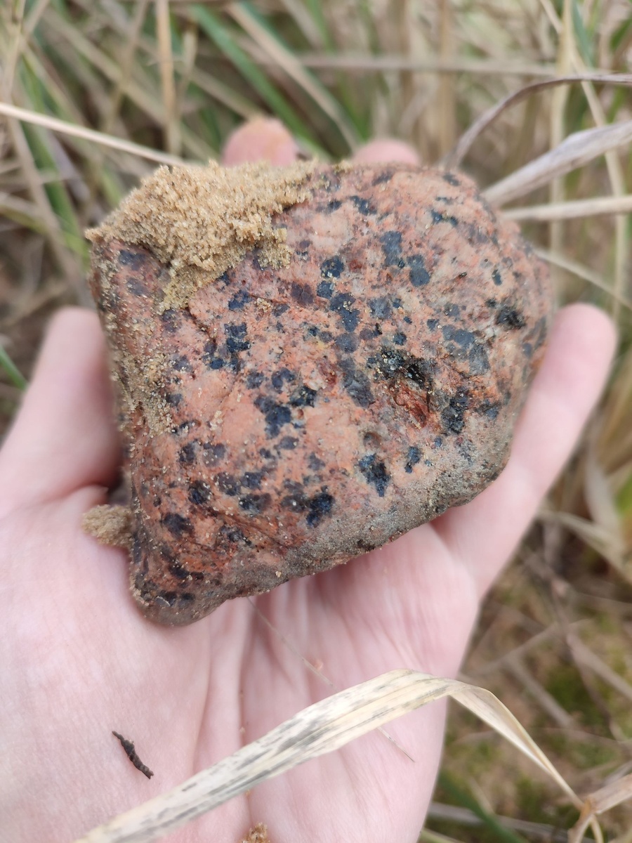 Гранит в подмосковных песках