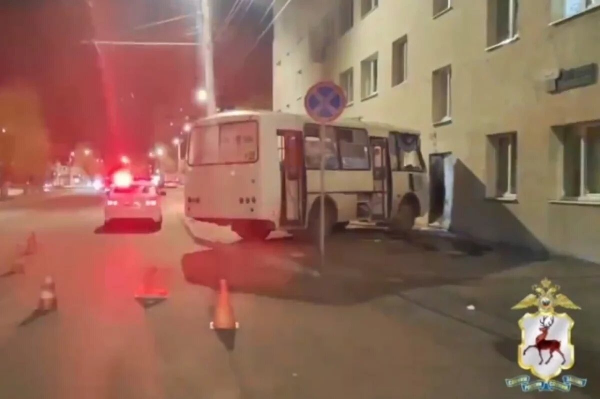    Автобус с пассажирами врезался в здание в Дзержинске – пятеро пострадали