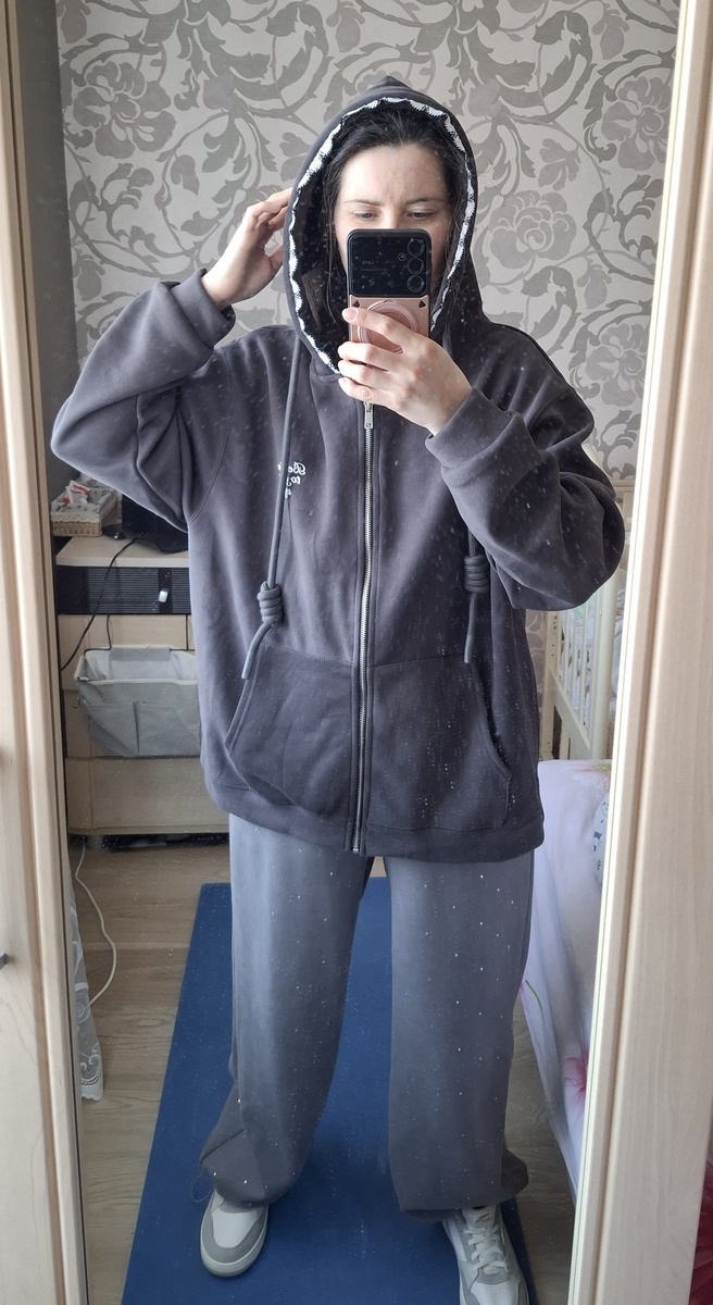 Брюки затянуты внизу 