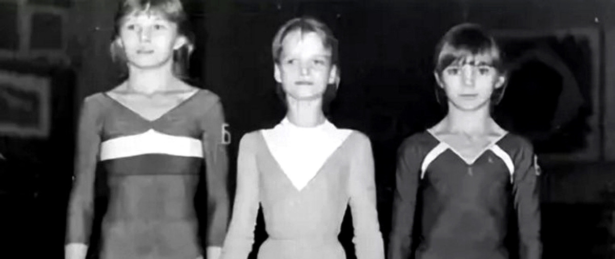 Светлана посредине в детстве.