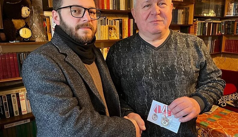 По поручению городского головы Дмитрия Денисова сотрудник городской управы, ветеран СВО Андрей Габолаев вручил почетные знаки «За участие в Панджшерской операции» боевым ветеранам.
