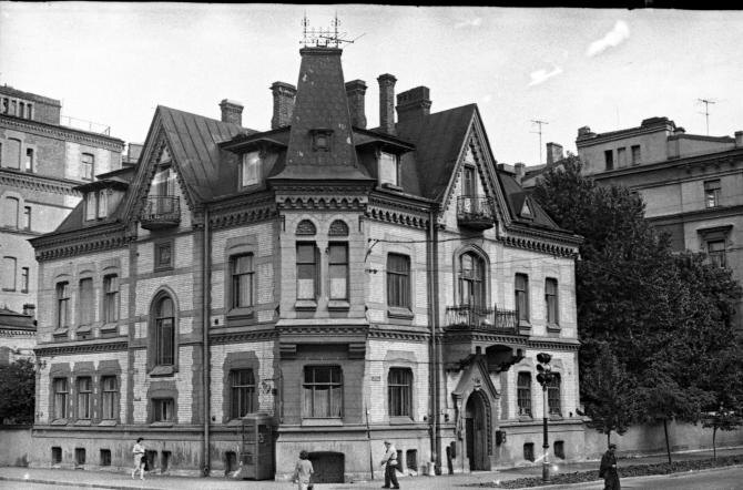 Особняк В. А. Шретера в 1970-е и особняк в 2007 году. Источник: citywalls.ru