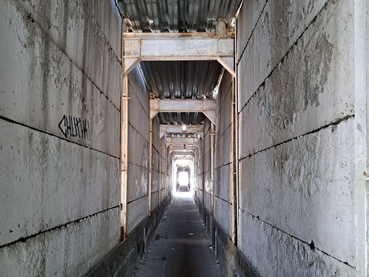 Огромный тоннель выходит на территорию завода.  Фото: ФедералПресс / Вера Романескул