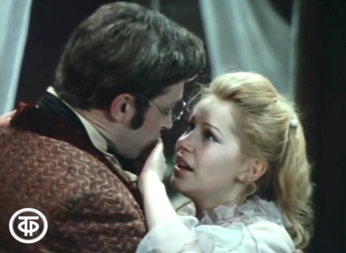 Кадр из фильма-спектакля "Не от мира сего" (1977)