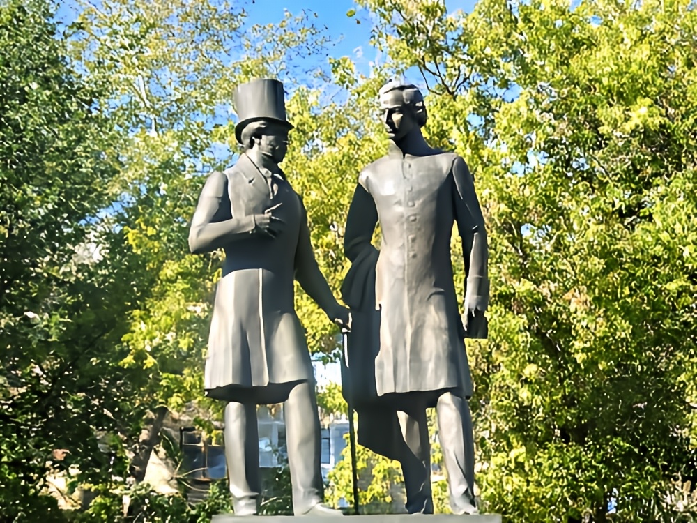 Памятник Пушкину и Далю в Оренбурге
