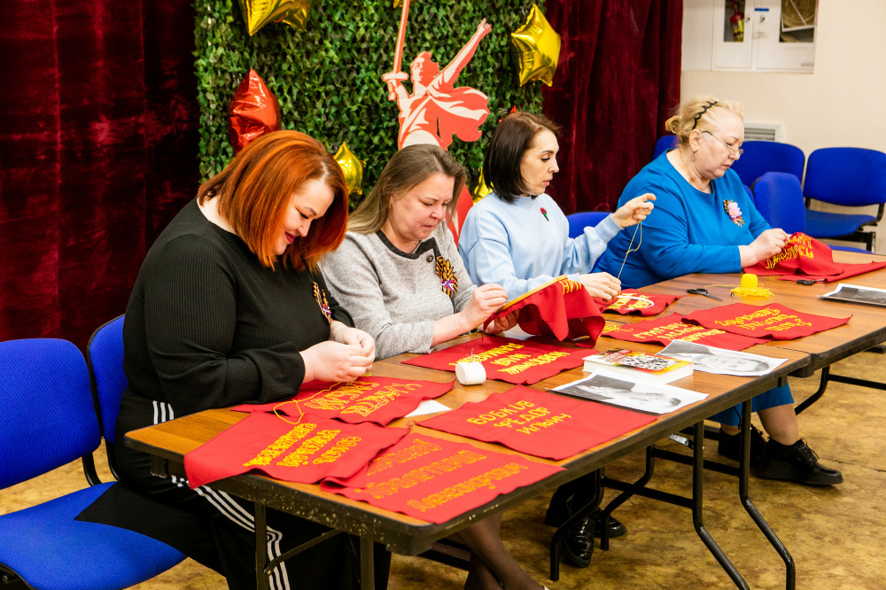    Более 500 жителей Сургутского района шьют Знамя Победы