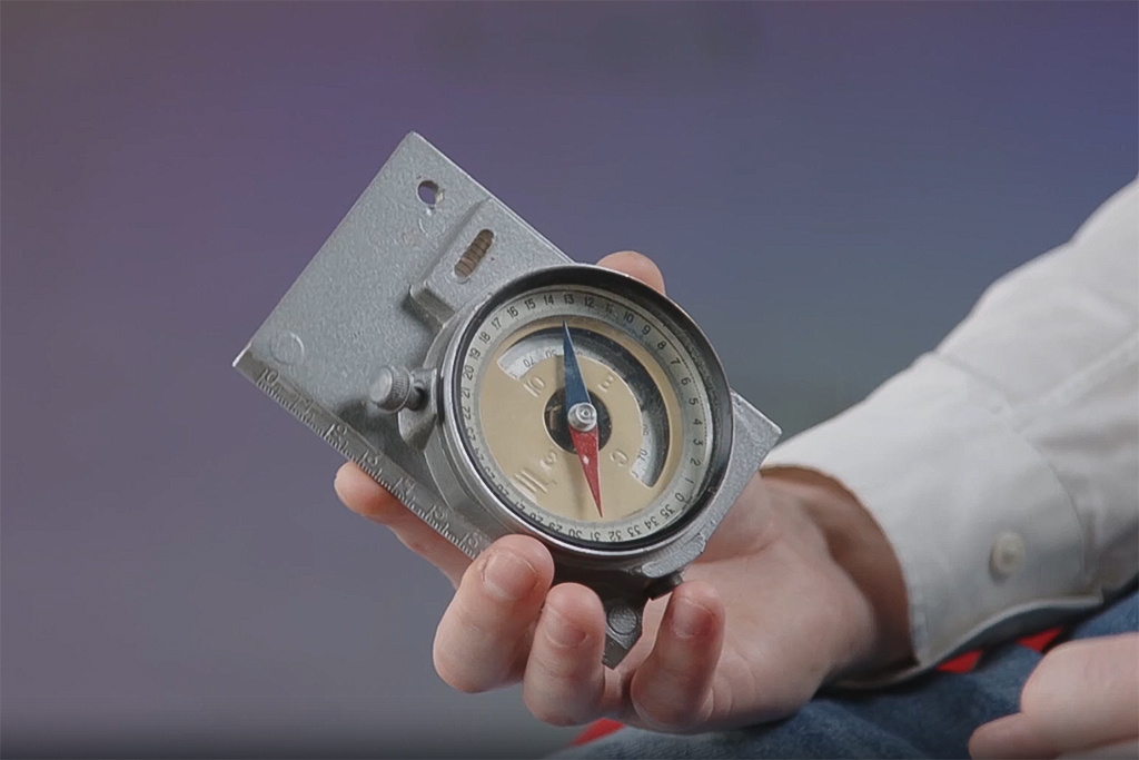    Так выглядит механический геологический компас, который показывает стороны света и измеряет угол падения пласта