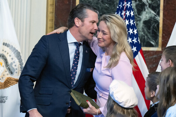 Министр обороны США Пит Хегсет с супругой / Ron Sachs/CNP/AdMedia/Global Look Press  